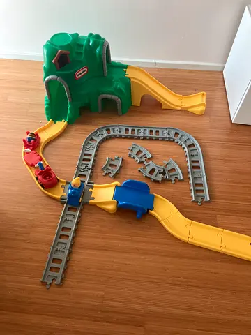 Little Tikes / plastic play track set with tunnel and ramps - used once