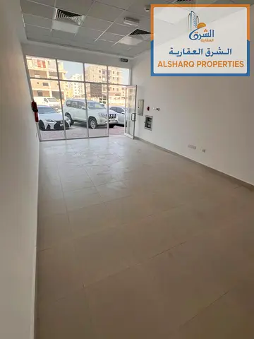 محل كورنر للإيجار السنوي في الجرف 3 _ مساحة واسعة _ حمام _ مناسب لأي نشاط تجاري _ 25 ألف درهم