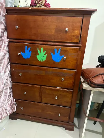 Solid wood 5 drawer dresser / chest - good condition
