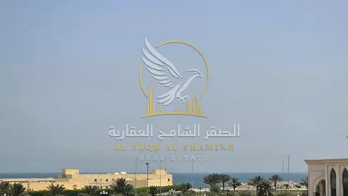 أجمل غرفتين وصالة في القليعة بأطلالة بحرية مع بلكون تشطيب حديث سوبر ديلوكس خزائن في الحائط