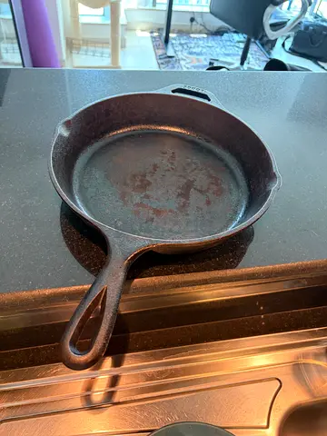 Pre-seasoned cast iron skillet, 25cm (used)