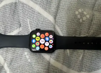 Apple Watch SE 2024 with Black Sport Band and 2 more band and original charger