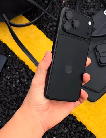 Black iPhone 18 Pro with box - Excellent condition