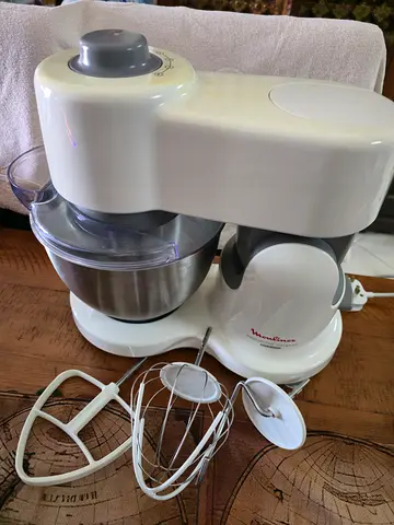 Moulinex kitchen mixer: AED 120