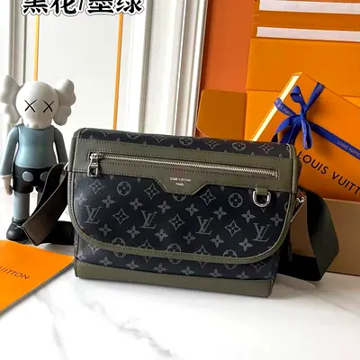 Louis Vuitton crossbody - Perfect for travel