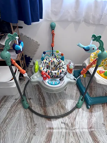 Baby jumper / bouncer