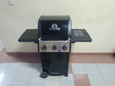 Broil King Crown Cart Classic 310 3-Burner Gas Grill W/Warming Rack