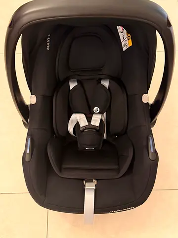 Maxi-Cosi Infant Car Seat (Rear-facing) with Newborn Insert