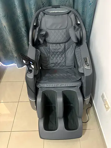 Full-body electric massage chair in good condition