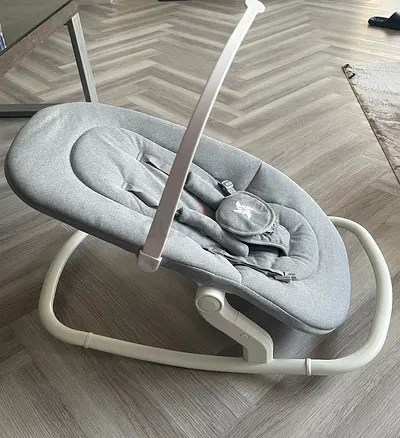 Light grey baby rocker/bouncer with harness by Twinly - excellent condition