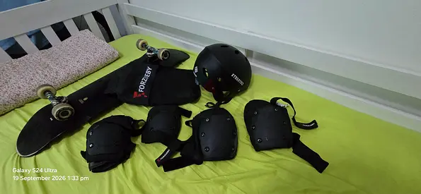 GLOBE Skate board and protective gears