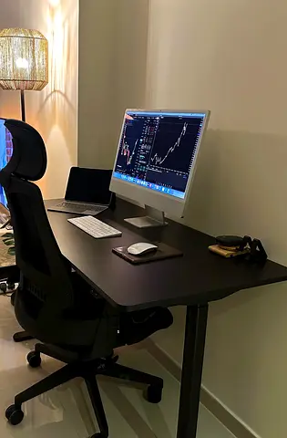 I Mac M1 & Black modern office desk in excellent condition