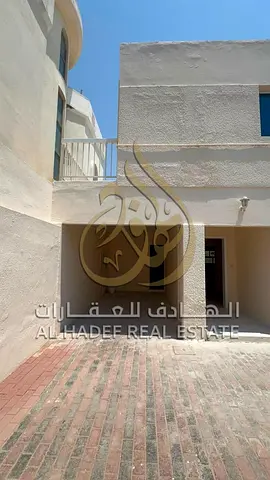 منطقة الرفاعة، الشارقة؛ نقدم لك فيلا مجددة ومصانة بالكامل بحالة ممتازة للإيجار على مساحة 2,500 قدم مربعة، مصممة خصيصاً لمن يبحث عن الفخامة