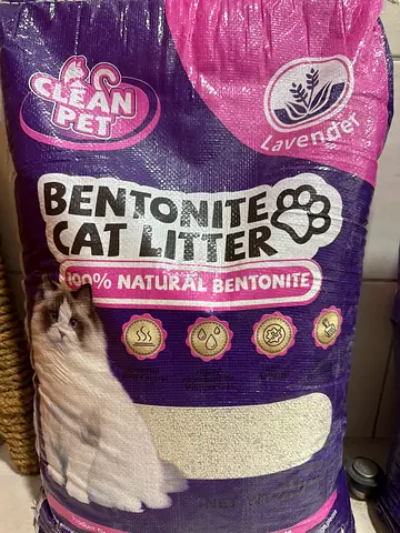 Royal Canin dry kitten food (stage 3) and bentonite clay litter 30 liter , no longer needed. Great