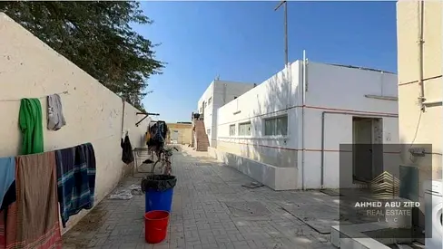 للبيع سكن عمال استثماري في الصناعية 1 عجمان يضم 53 غرفة و6 محلات تجارية بمساحة 19375 قدم مربع ودخل سنوي 650 ألف درهم وموقع حيوي وسعر 7.2 مليون درهم