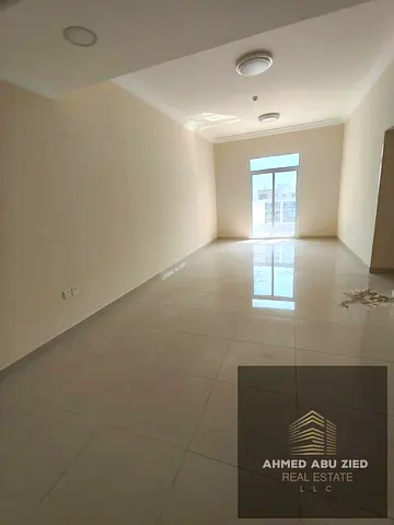 فرصة مميزة للسكن في منطقة الجرف 3 بعجمان، شقة غرفتين وصالة بمساحة مريحة وتصميم عملي، مع تكييف مركزي وبلكونة بإطلالة مفتوحة، ومناسبة للسكن العائلي.