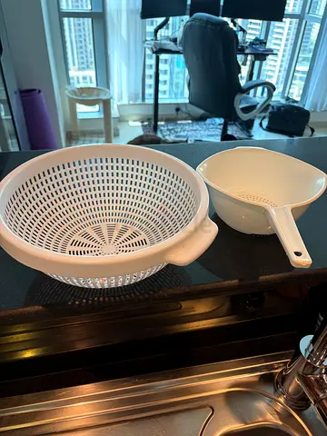 Set of 2 white plastic colanders/strainers - good condition