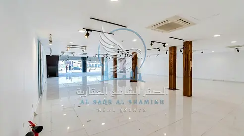 معرض 7500 قدم بالصناعية 4 شارع رئيسي تشطيب مودرن مكاتب ميزانين 3 فاز تكييف مركزي