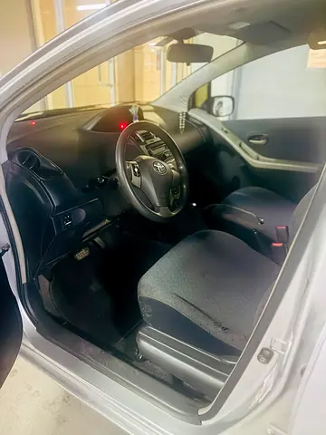 2011 Toyota YARIS photo 3