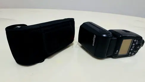 Canon 600EX-RT speedlite flash with bag