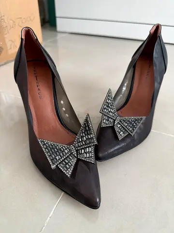 Feet Space Black Pointed Toe Heels with Crystal Bow Detail