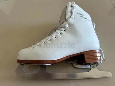 Size 39 ladies figure skates in flawless condition for free.