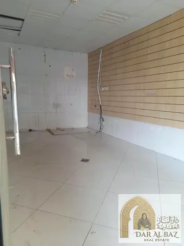 محل للإيجار السنوي في الشارقة أول صف الكورنيش