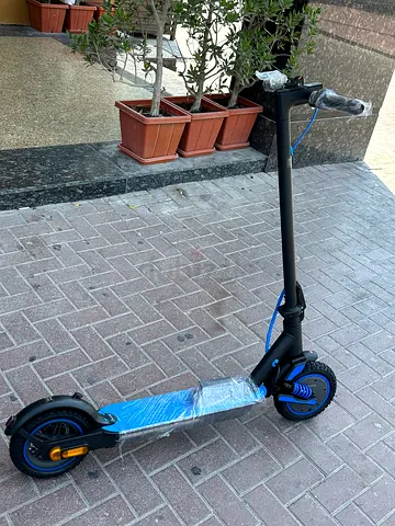 Electric scooter brand new  condition - foldable, blue deck