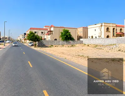ارض سكني تجاري فلل زاويه شارع وسكه (G+1) مباشره علي شارع التلة تملك حر