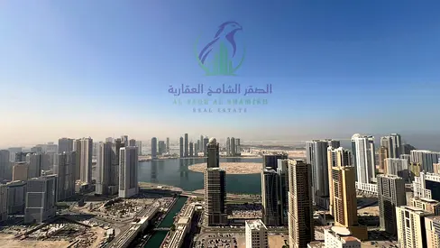 شقة غرفتين وصالة للإيجار في المجاز 3 الشارقة إطلالة بحرية بلكونة تشطيب ألترا ديلوكس باركينج جيم ومسبح شهر مجاني والدفع مرن