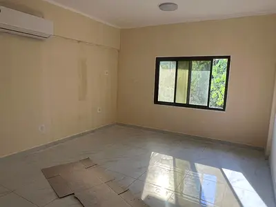 شقة 2BHK بمساحة كبيرة للإيجار السنوي (بلكونة - 2 حمام) في النخيل - أمام داي تو داي