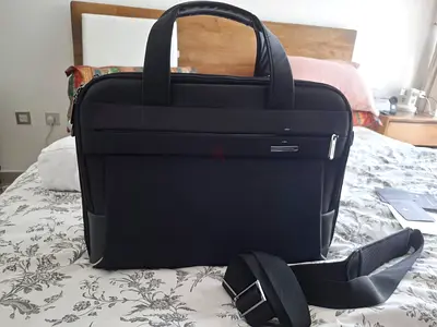 Black laptop briefcase with detachable shoulder strap - good condition