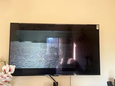 42-55 inch LED Smart TV wall-mounted - good working condition