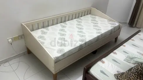 White single daybed without mattress - good condition