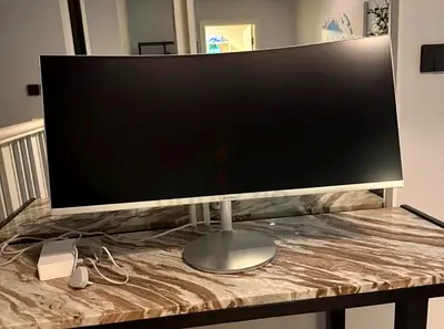 Samsung 34-inch Curved Ultrawide Monitor in Good Condition