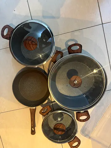 Non-stick 6-piece pots and pans set with glass lids — gently used