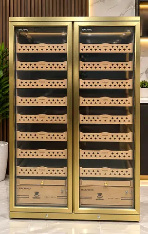 Reaching HumiDor double door glass