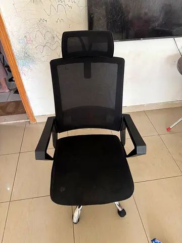 Ergonomic black mesh office chair with headrest - good condition