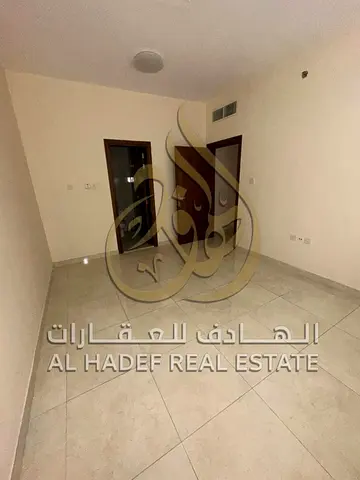 غرفة وصالة للإيجار السنوي في المجاز 3 بالشارقة مع حمامين ومطبخ وخيارات دفع مرنة على 4 دفعات وموقع مميز قريب من الخدمات والمرافق الحيوية