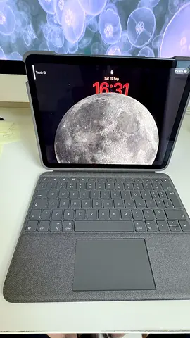 iPad Air 5 Gen with Stylus and Keyboard (keyboard case) - Good condition