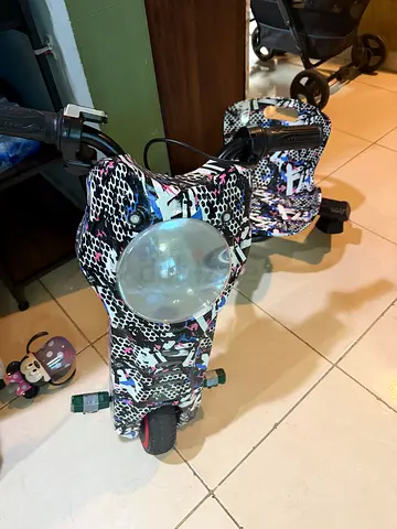 Kids three-wheel scooter with handle and storage - good condition