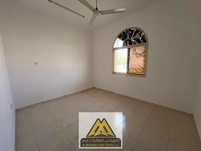 غرفة وصالة مميزة | طابق أرضي | تكييف سبليت | موقع رائع في المويهات 2 | بالقرب من شارع الشيخ عمار | سهل المخرج للشارقة ودبي | 25,000 درهم سنويًا