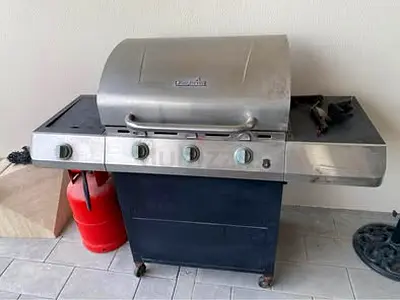Charbroil Gas BBQ- 3 cooking plates- Free cover