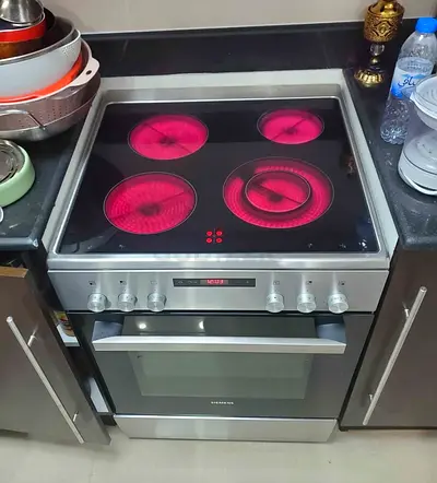 SIEMENS Latest Model 4-Burner Electric Ceramic Cooking Range 60x60 with Oven -Good Working Condition