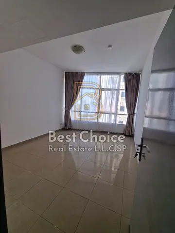 • Spacious, family-friendly layout • Fully unobstructed view • Prime location in the first row along the Corniche • Close proximity to the waterfront-