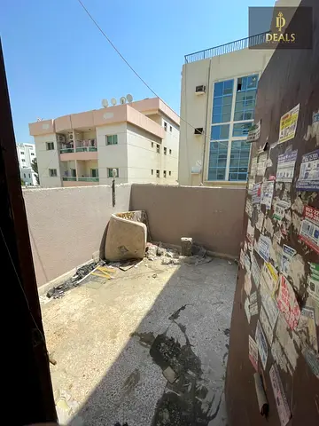 بناية سكنية تجارية دور أرضي للبيع في الرميلة، عجمان | قريبة جداً من البحر | دخل 200,000 درهم | السعر 3 مليون