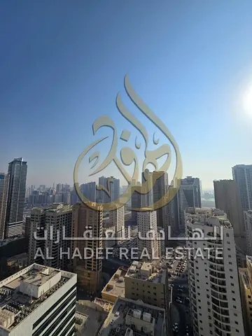 الصف الأول على البحيرة | إطلالة كاملة على المدينة | غرفة خادمة | غرفة غسيل | بلكونة | خزائن حائط مدمجة | صيانة وباركنيج مجاني |