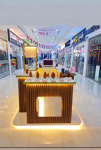 للبيع كشك عطور / اكسسوارات فاخر – بحالة ممتازة