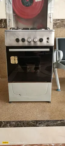 Used freestanding gas oven with 4 burners - good working condition