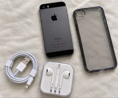 Apple IPhone 5SE with accessories